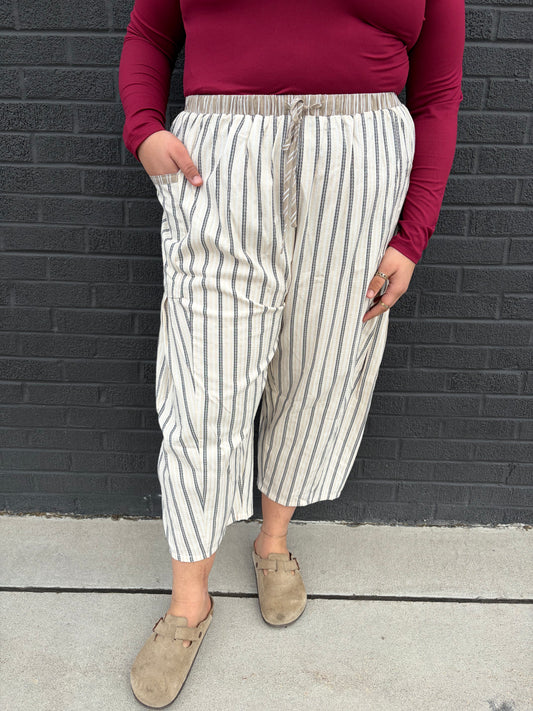 Textured Cropped Pants